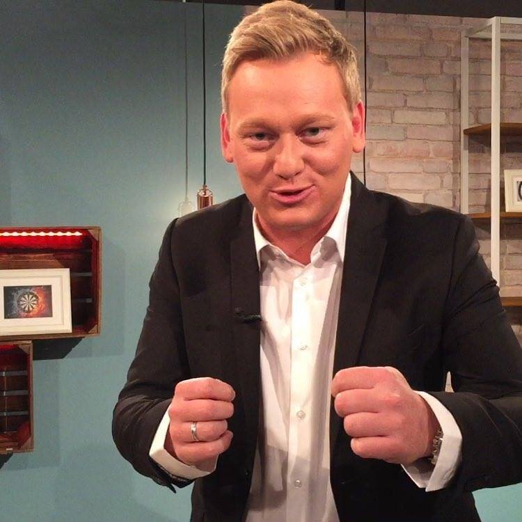 Jens 'Knossi' Knossalla im Fernsehstudio